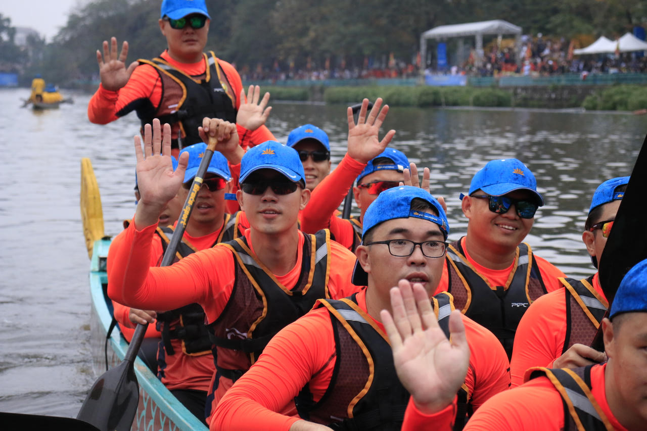 Sôi động lễ hội bơi chải thuyền rồng trên hồ Tây